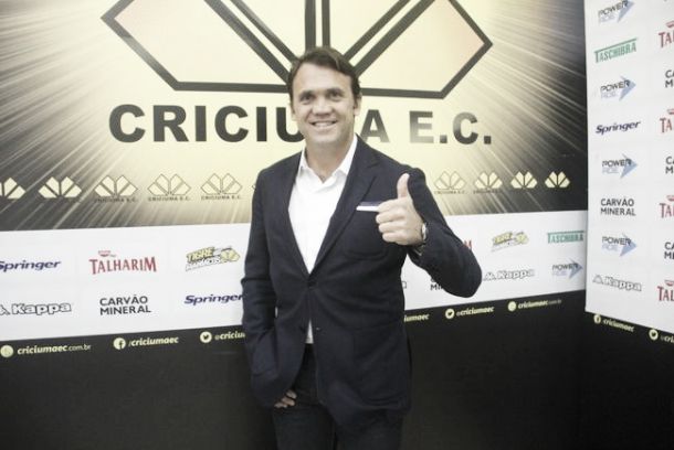 Após estrear com vitória, Petkovic é apresentado oficialmente como treinador do Criciúma