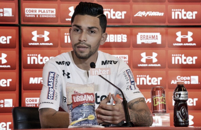 Petros é apresentado no São Paulo e exalta clube: "Um escudo que pesa muito"
