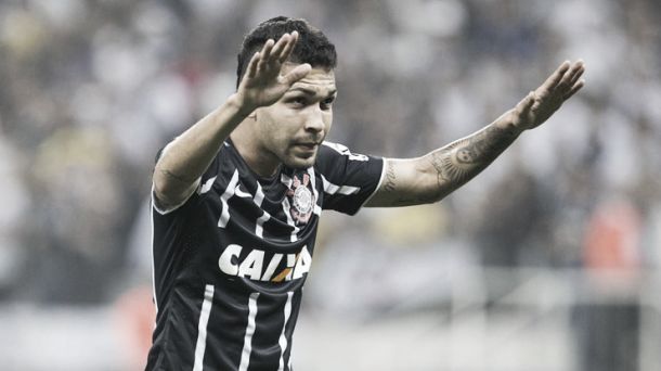 Petros marca, Corinthians vence Atlético-MG e volta ao G-4 do Brasileirão