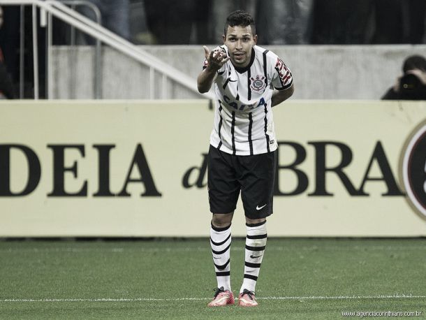 Corinthians acerta venda e libera Petros para assinar com Real Bétis