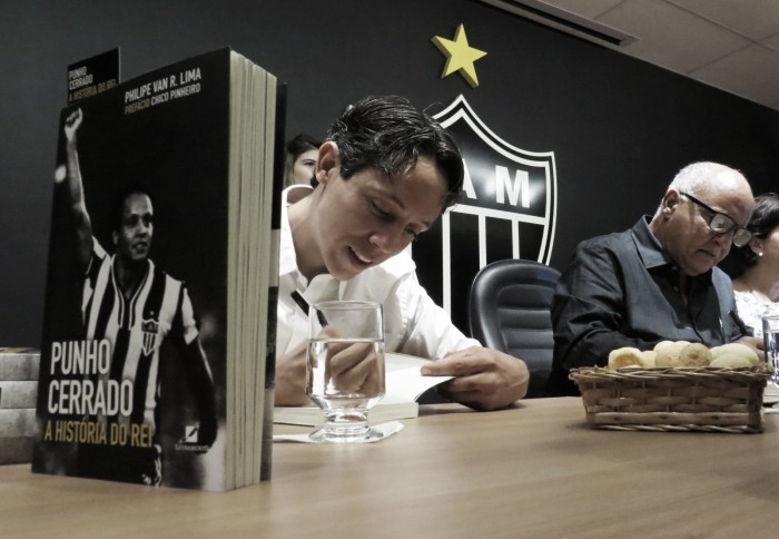 Com presença de Daniel Nepomuceno, Reinaldo lança livro na sede do Atlético-MG