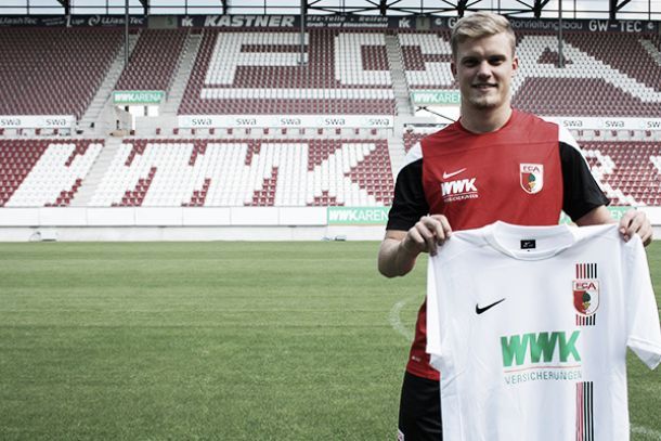 Ex-Karlsruher, lateral Philipp Max é contratado pelo Augsburg por duas temporadas
