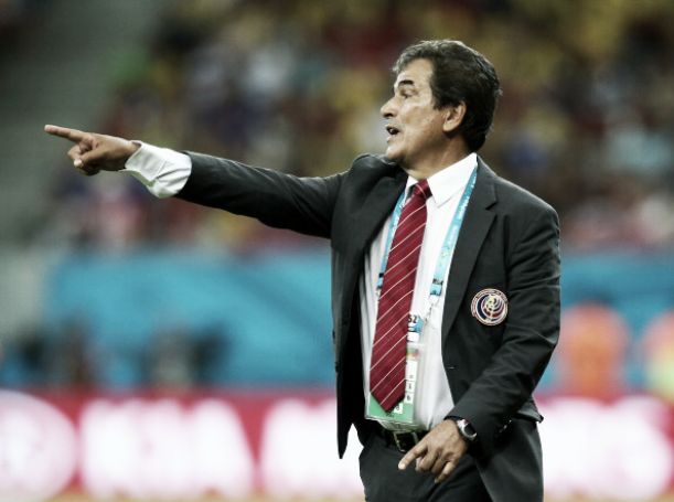 Emocionado com a vitória, técnico da Costa Rica garante: "Não vamos ficar por aqui"
