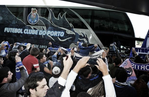 Três centenas de adeptos incentivaram Porto à chegada a Portugal
