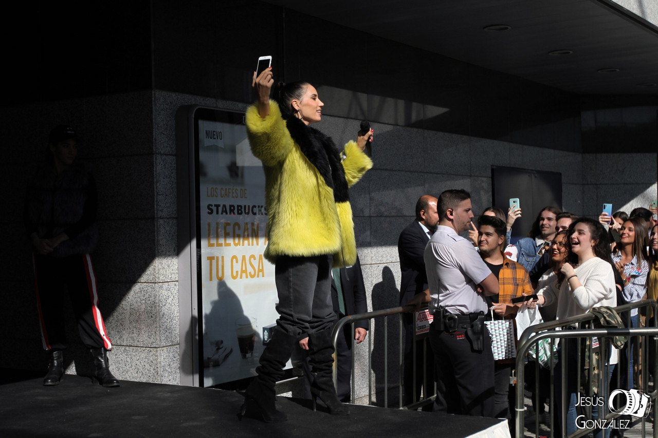 India Martínez se cita con sus fans en Sevilla y firma «Palmeras»