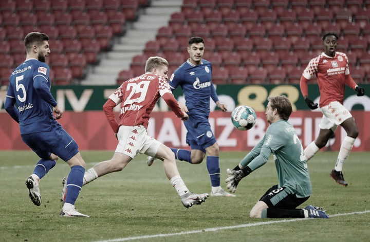 Schalke 04 se recupera dos veces, pero sigue sin
ganar