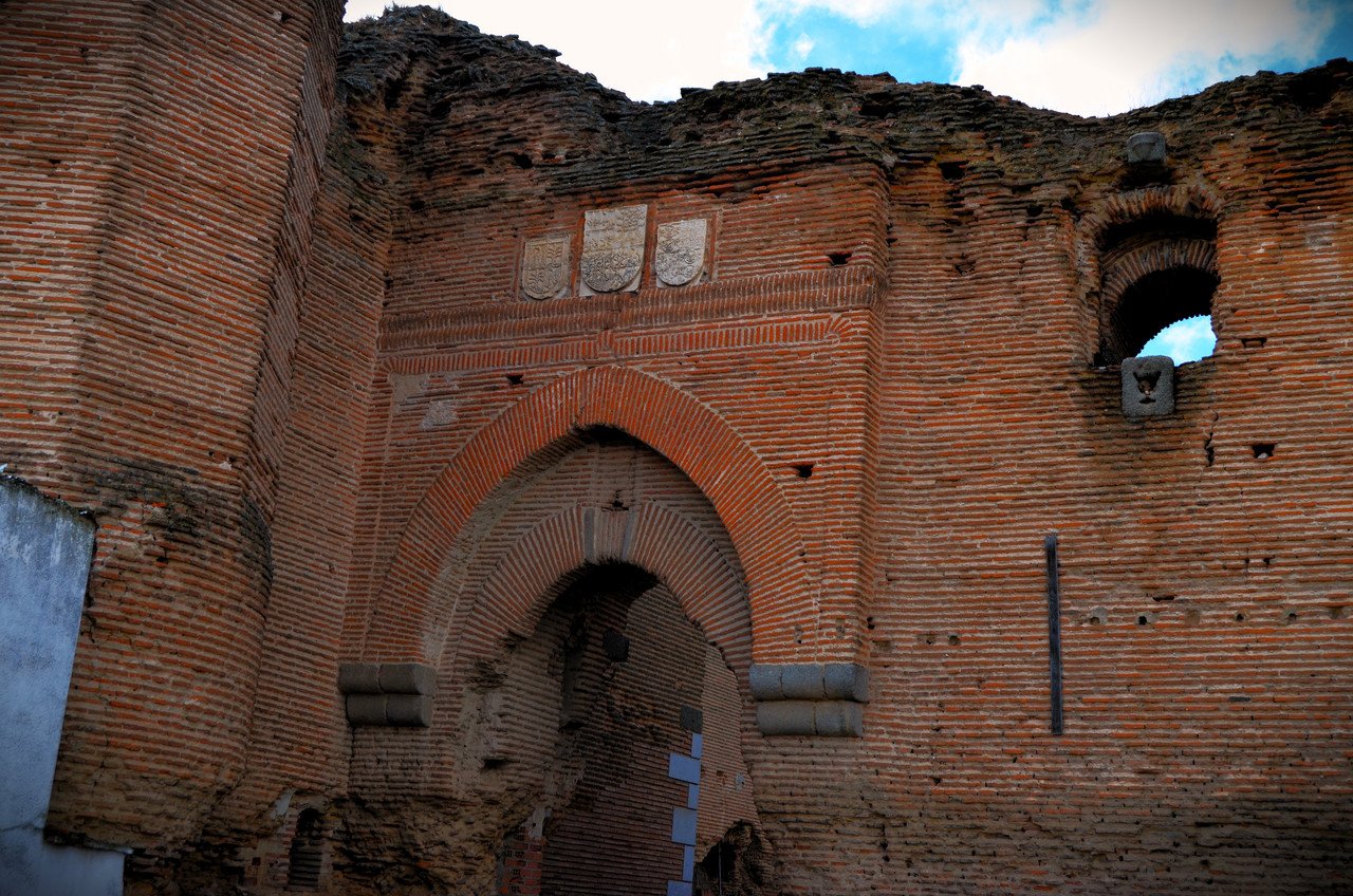 El inconfundible castillo-fortaleza de Casarrubios del Monte