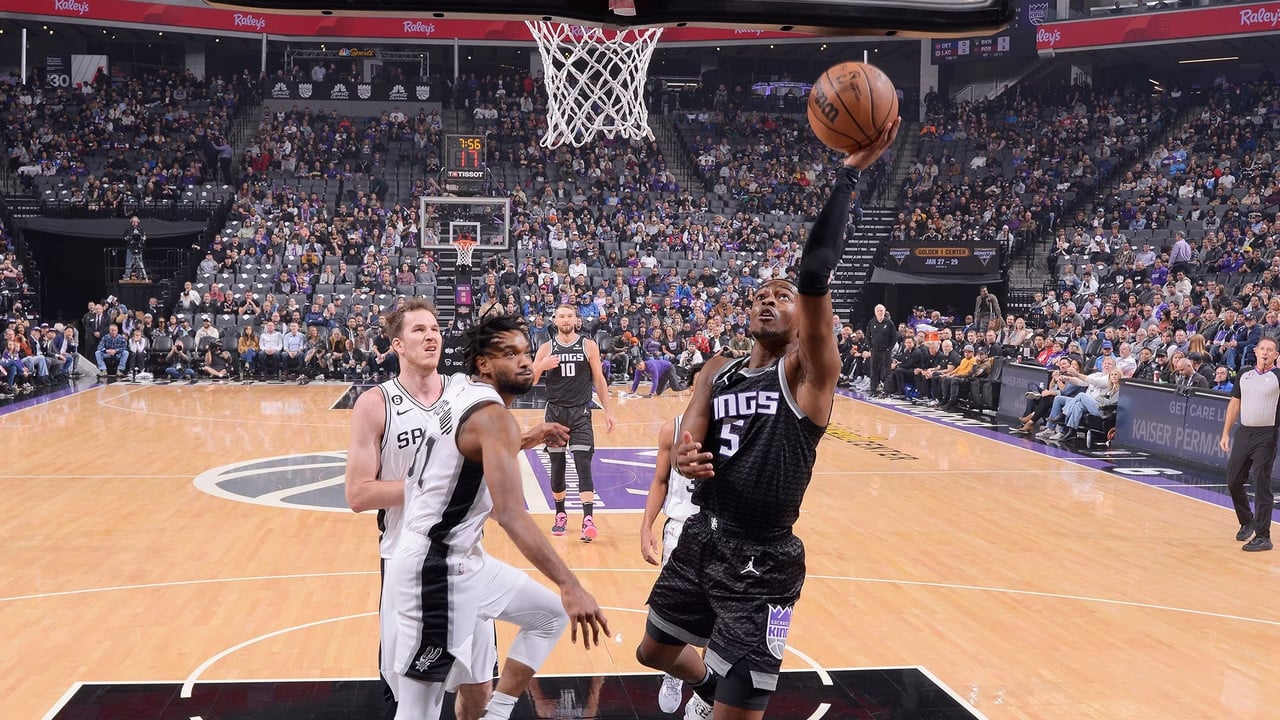 Canastas y resumen del Sacramento Kings 131-129 San Antonio Spurs en NBA 2023-24