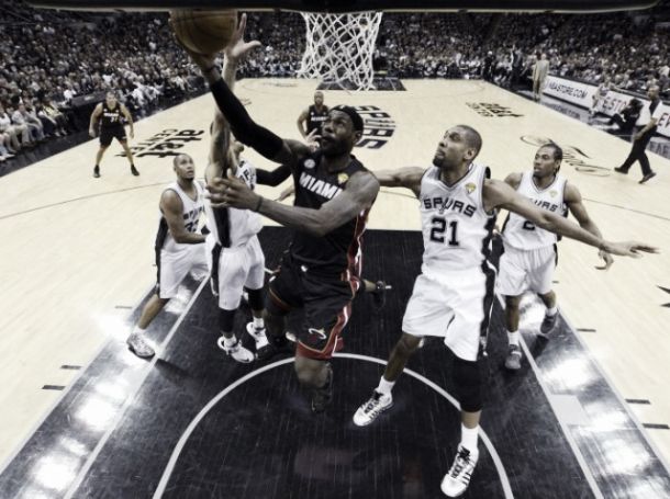 Un espectacular LeBron puede con los Spurs y empata la serie