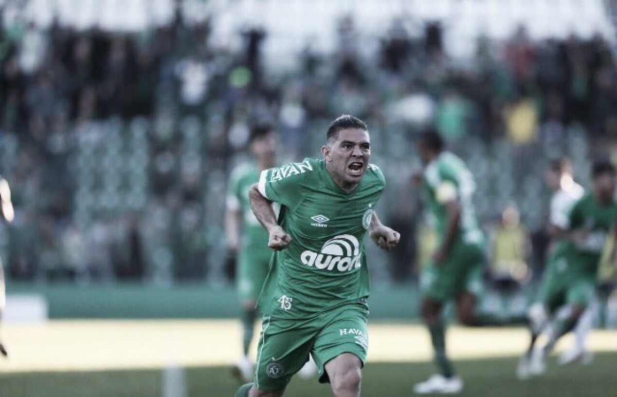 Chapecoense vira sobre Corinthians no último lance e deixa zona de rebaixamento Chapecoense vira sobre Corinthians no último lance e deixa zona de rebaixamento
