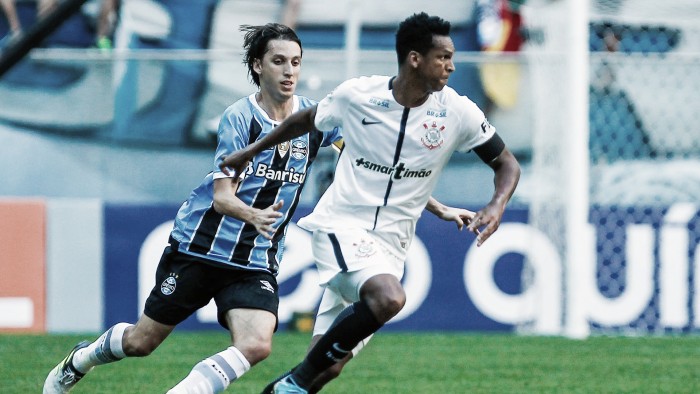 Corinthians vence Grêmio em Porto Alegre e se isola na liderança