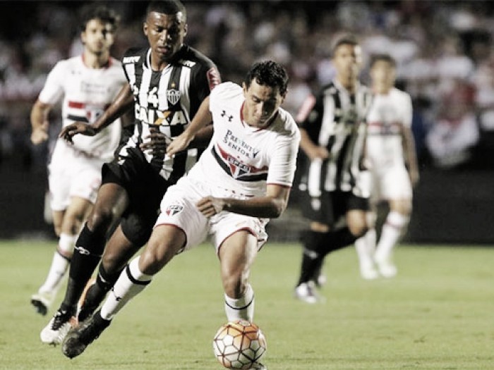 Recheado de 'gringos', São Paulo recebe embalado Atlético-MG na despedida de Bauza