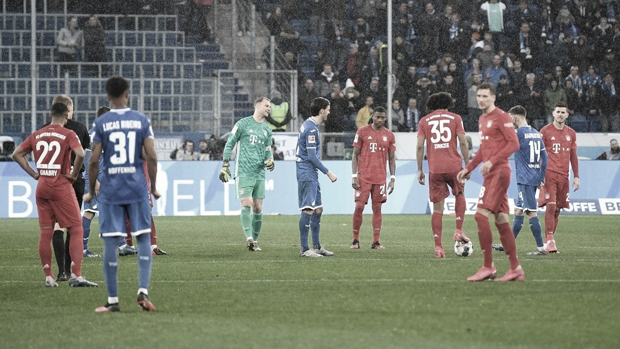 Torcida do Bayern protesta contra investidor do Hoffenheim, e jogadores "contra-protestam" Torcida do Bayern protesta contra investidor do Hoffenheim, e jogadores "contra-protestam"