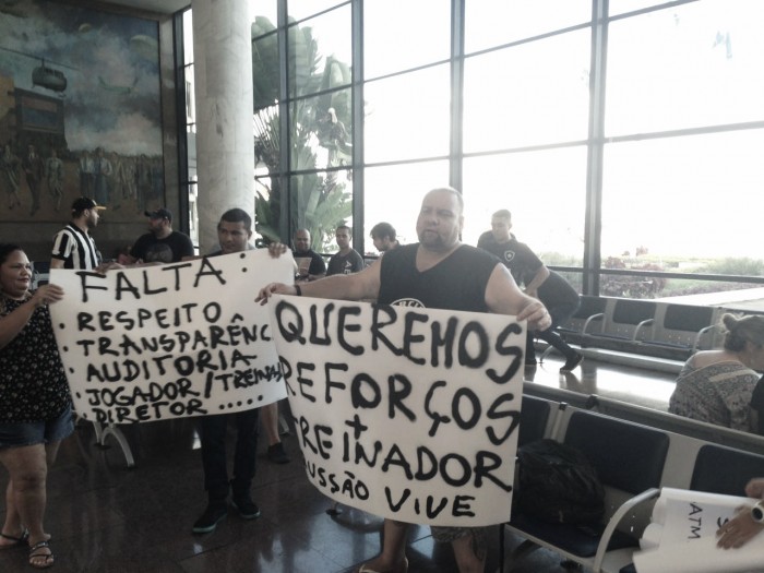 Após eliminação precoce, delegação do Botafogo é recebida no Rio sob protestos e pedradas