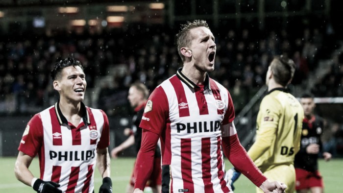 PSV suma y aprieta al Ajax