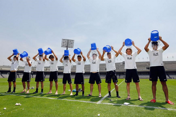 Pumas recuerda a Mauricio Peña haciendo el "Ice Bucket Challenge"