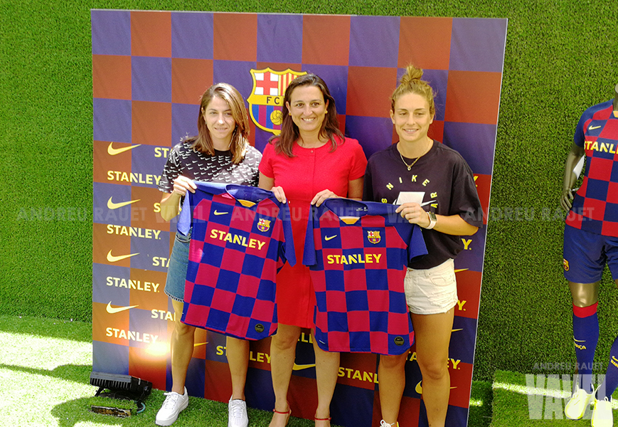 Baño de masas en la presentación de la camiseta del FC Barcelona Femenino