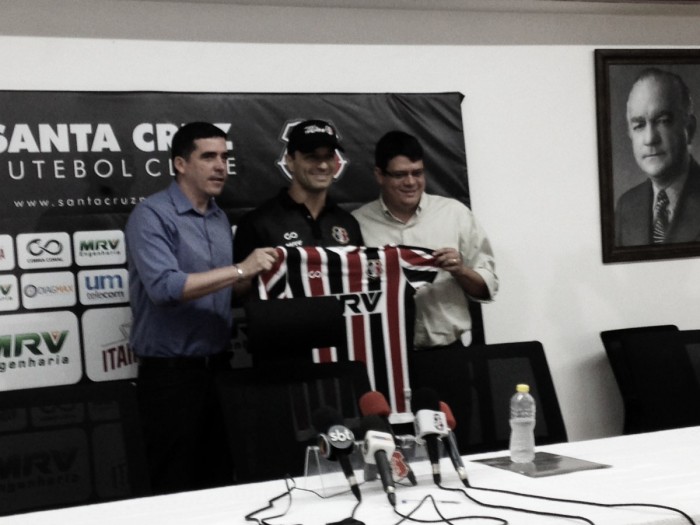 Pensando em 2018, Júnior Rocha é apresentado como novo técnico do Santa Cruz