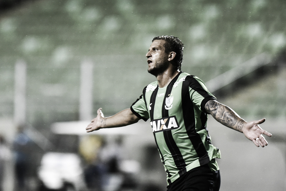 Rafael Moura confirma negociação com o Botafogo e cita "interesse de ambas as partes"