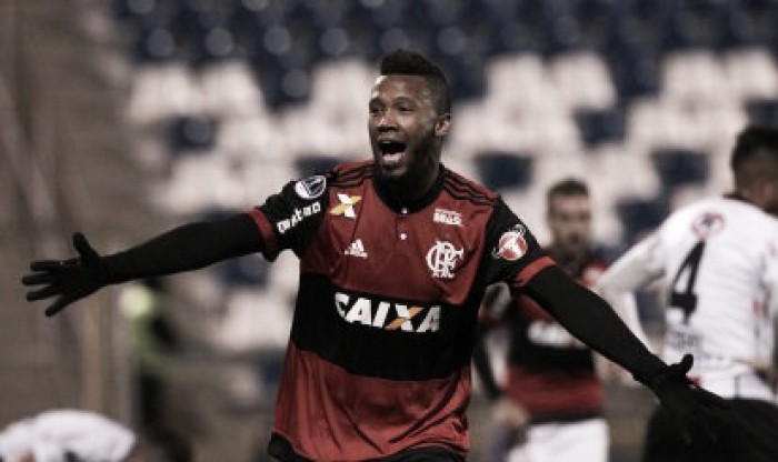 Rafael Vaz celebra primeiro gol pelo Flamengo: "Feliz por ajudar o time a sair com a vitória"