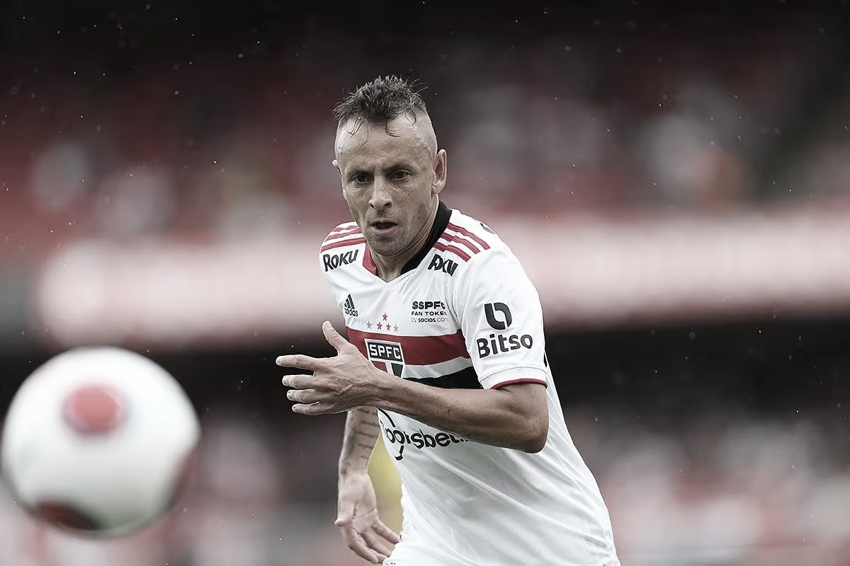 Rafinha celebra título no São Paulo e revela que aposentadoria está ...