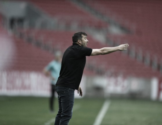 Eduardo Coudet lamenta empate do Internacional contra Coritiba: "Escaparam dois pontos" Eduardo Coudet lamenta empate do Internacional contra Coritiba: "Escaparam dois pontos"