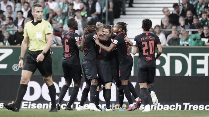 RB Leipzig vence Werder Bremen sem dificuldades e permanece na liderança da Bundesliga