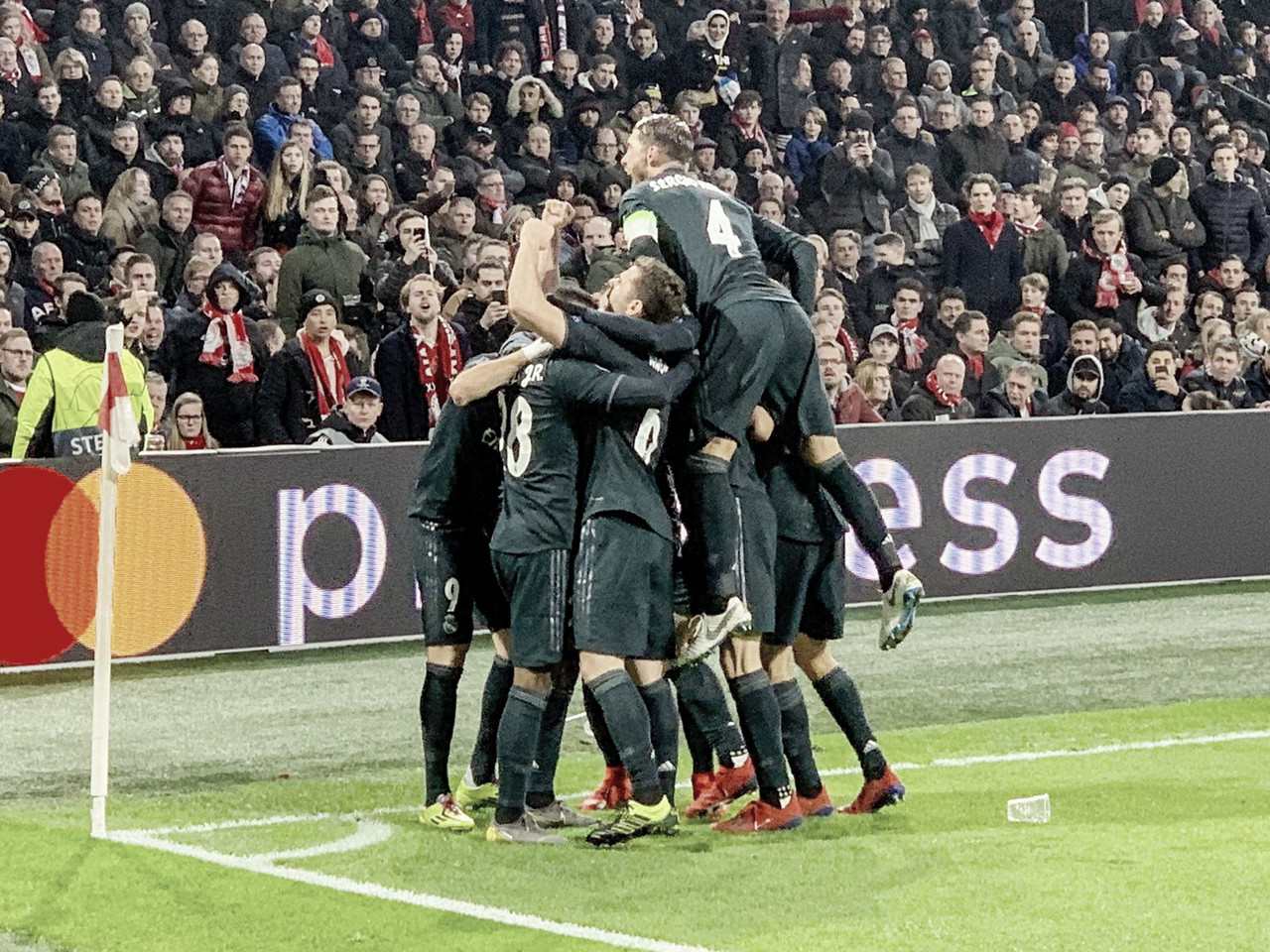 Ajax pressiona, mas é derrotado no final pelo Real Madrid, na Champions League