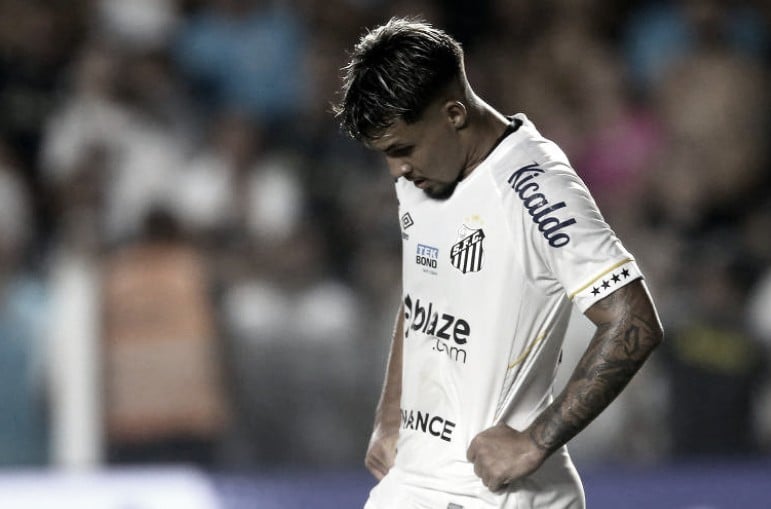 Foi rebaixado com o Santos e agora pode abandonar o clube para jogar no  Boca Juniors