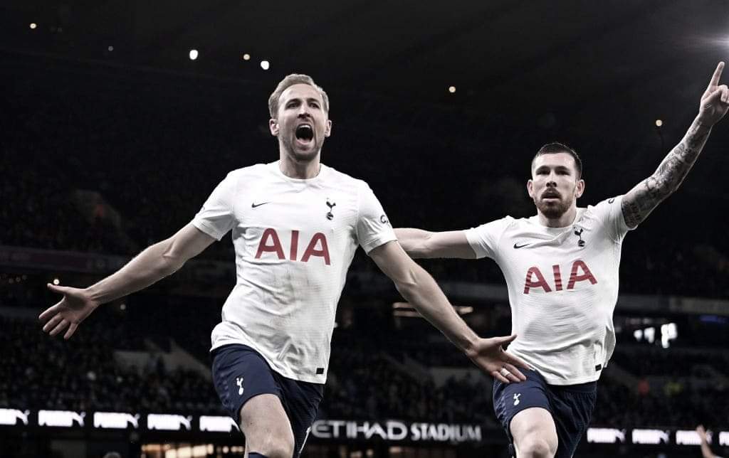 Com show de Harry Kane, Tottenham vence City no fim e encosta no G-4