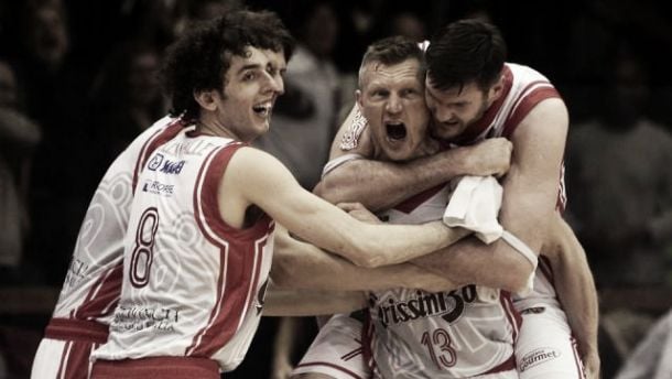 Eurocup - Brindisi si spegne nel finale, Reggio Emilia passa con Kaukenas e Lavrinovic (82-79)