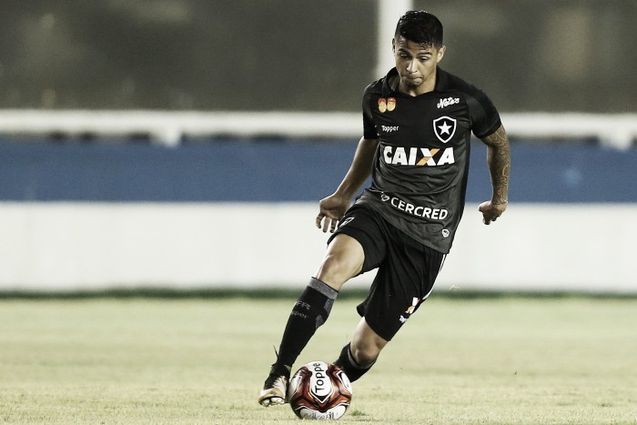 Após estreia no Botafogo, Renatinho garante esforço: "Pode esperar muito empenho"