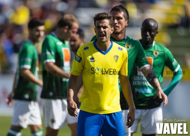 Juan Villar renueva por tres temporadas, en caso de ascender