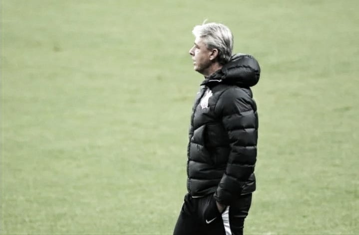 Tiago Nunes reclama de arbitragem ‘instável’ no empate com o Grêmio Tiago Nunes reclama de arbitragem ‘instável’ no empate com o Grêmio