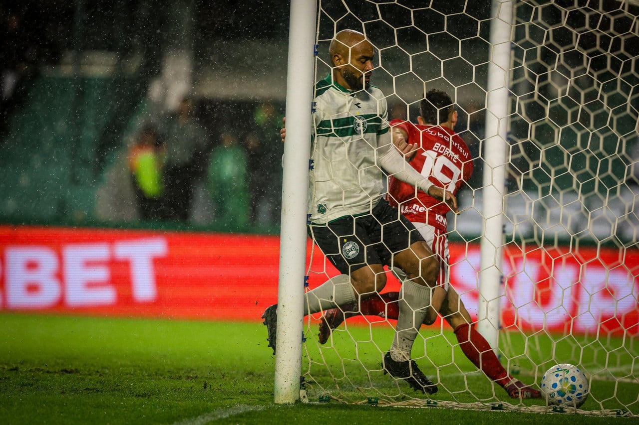 Internacional busca empate dramático contra o Coritiba no fim