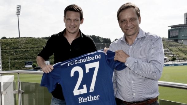 Sascha Riether joins Schalke 04