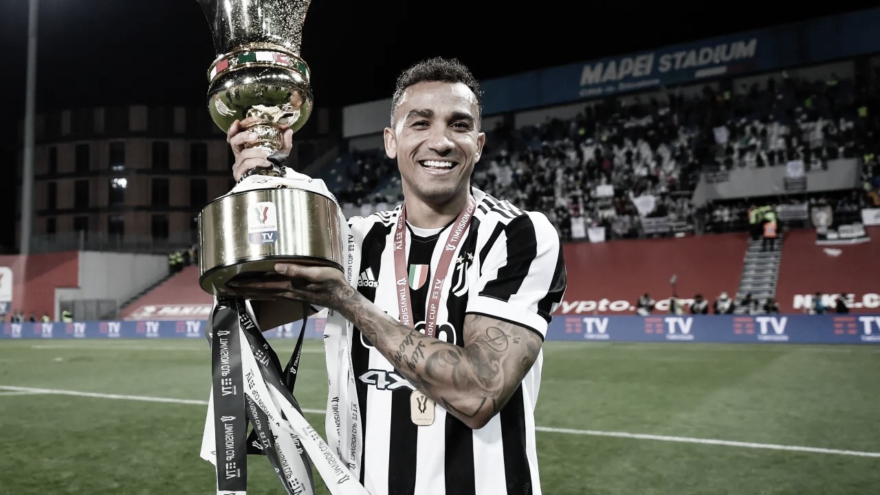 Danilo vira zagueiro na Juventus, assume liderança e recebe elogio da imprensa italiana