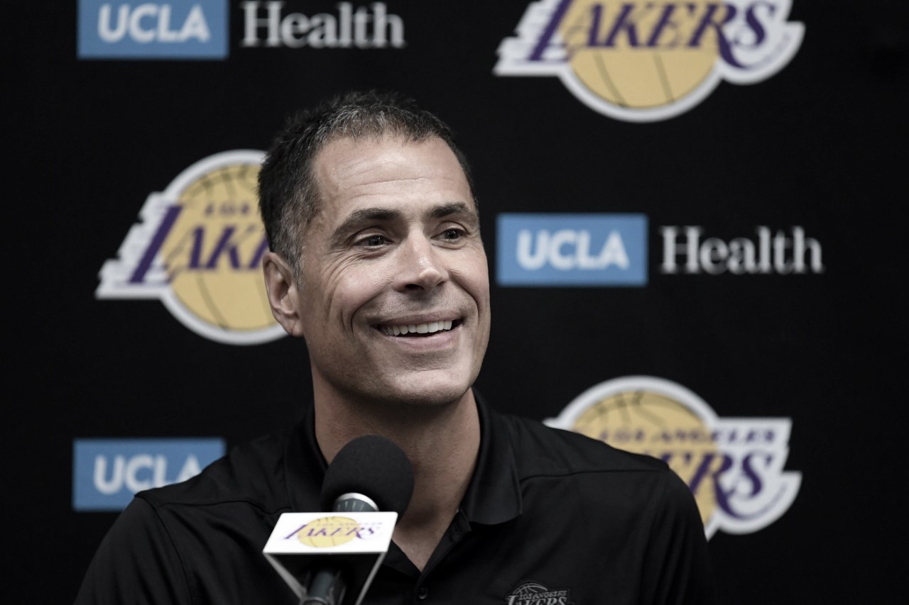 Lakers promote Rob Pelinka