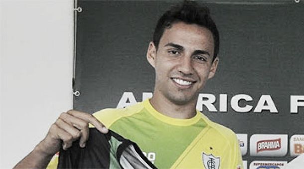 Lateral Robertinho elogia Givanildo e acredita em vitória sobre Bragantino para embalar na Série B