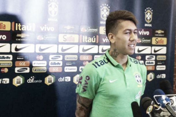 Perguntado como acompanha futebol brasileiro, Firmino brinca: "Pela TV de plasma"