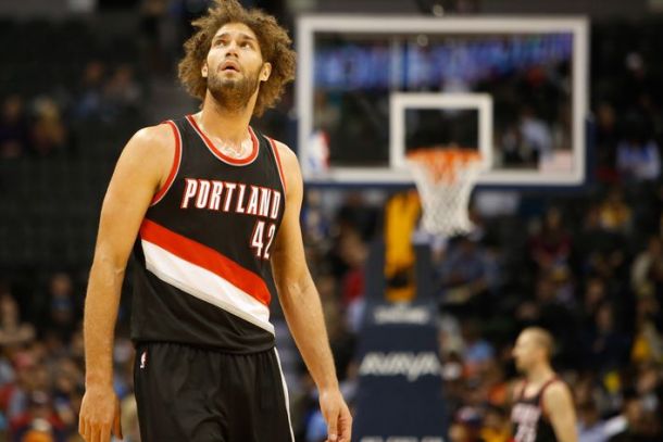 Robin Lopez Fractures Hand, Will Be Out For One Month