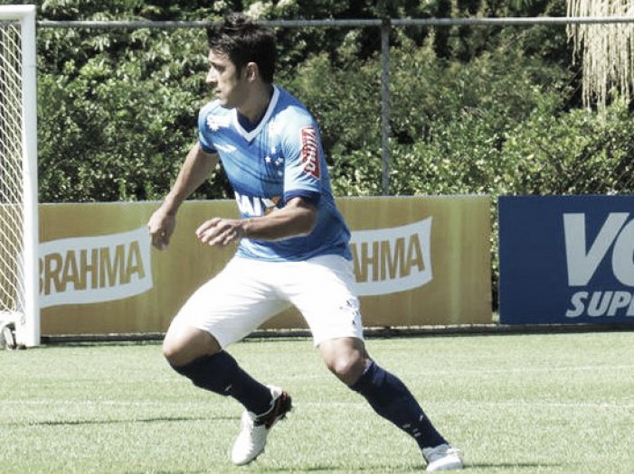 Robinho renova contrato com Cruzeiro e almeja títulos pelo clube