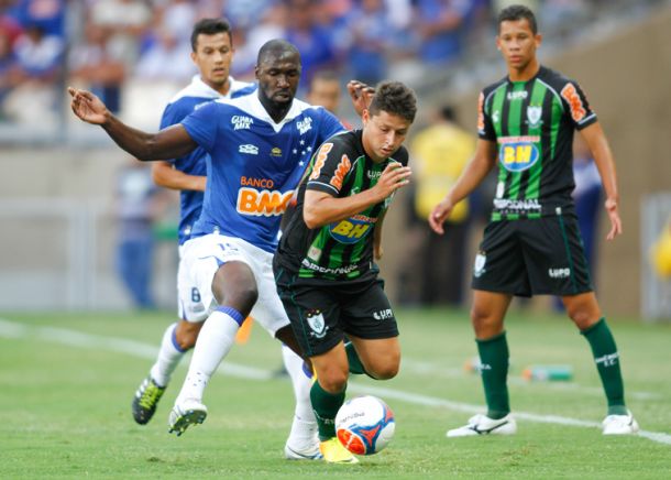 Muito elogiado, Rodrigo Souza fez sua estreia diante do América-MG