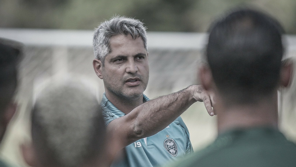 Após seis jogos no comando, técnico Rodrigo Santana é demitido do Coritiba Após seis jogos no comando, técnico Rodrigo Santana é demitido do Coritiba