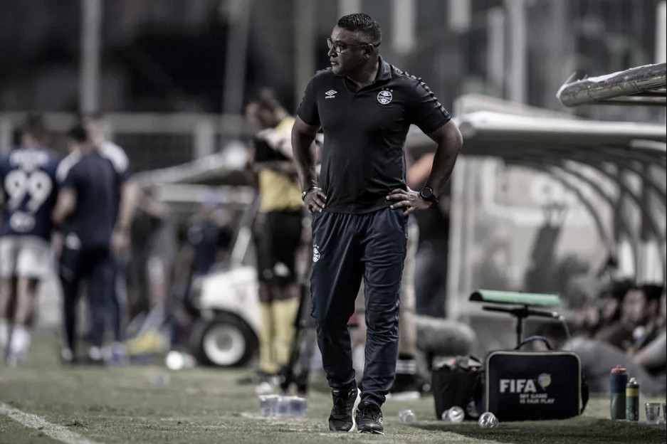 Roger Machado explica sacrifício de atacantes no jogo diante do Cruzeiro