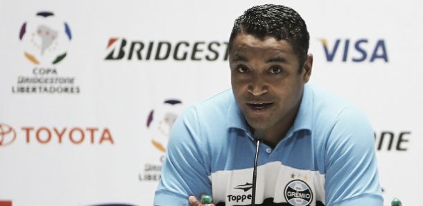 Roger afirma interesse em seguir no Grêmio: "Quero um título do Brasileirão ou Libertadores"