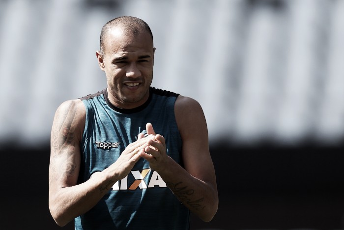 A volta do artilheiro: Botafogo confirma retorno do atacante Roger aos treinos