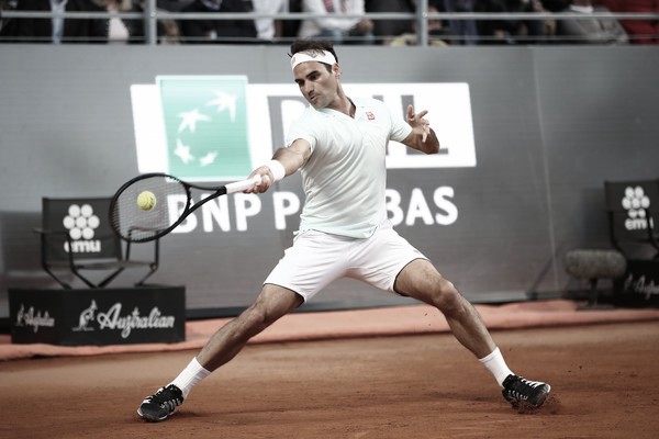 Federer sigue con un gran regreso al polvo de ladrillo