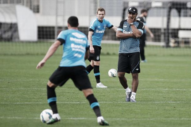 Volante Maicon apresenta nova lesão e Douglas será preservado pelo Grêmio diante do Avaí