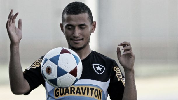 Recém-contratado, atacante Rogério é regularizado e já pode estrear pelo Botafogo